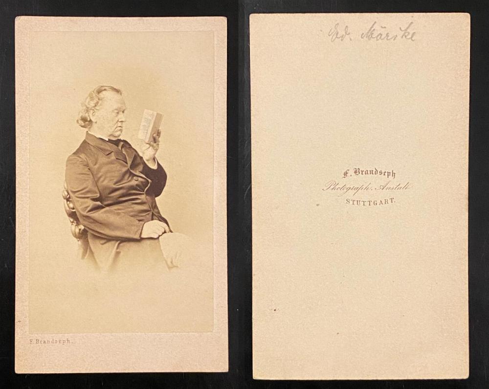 Mörike, Porträtfotografie seitliches Hüftstück des lesenden Schriftstellers : Al